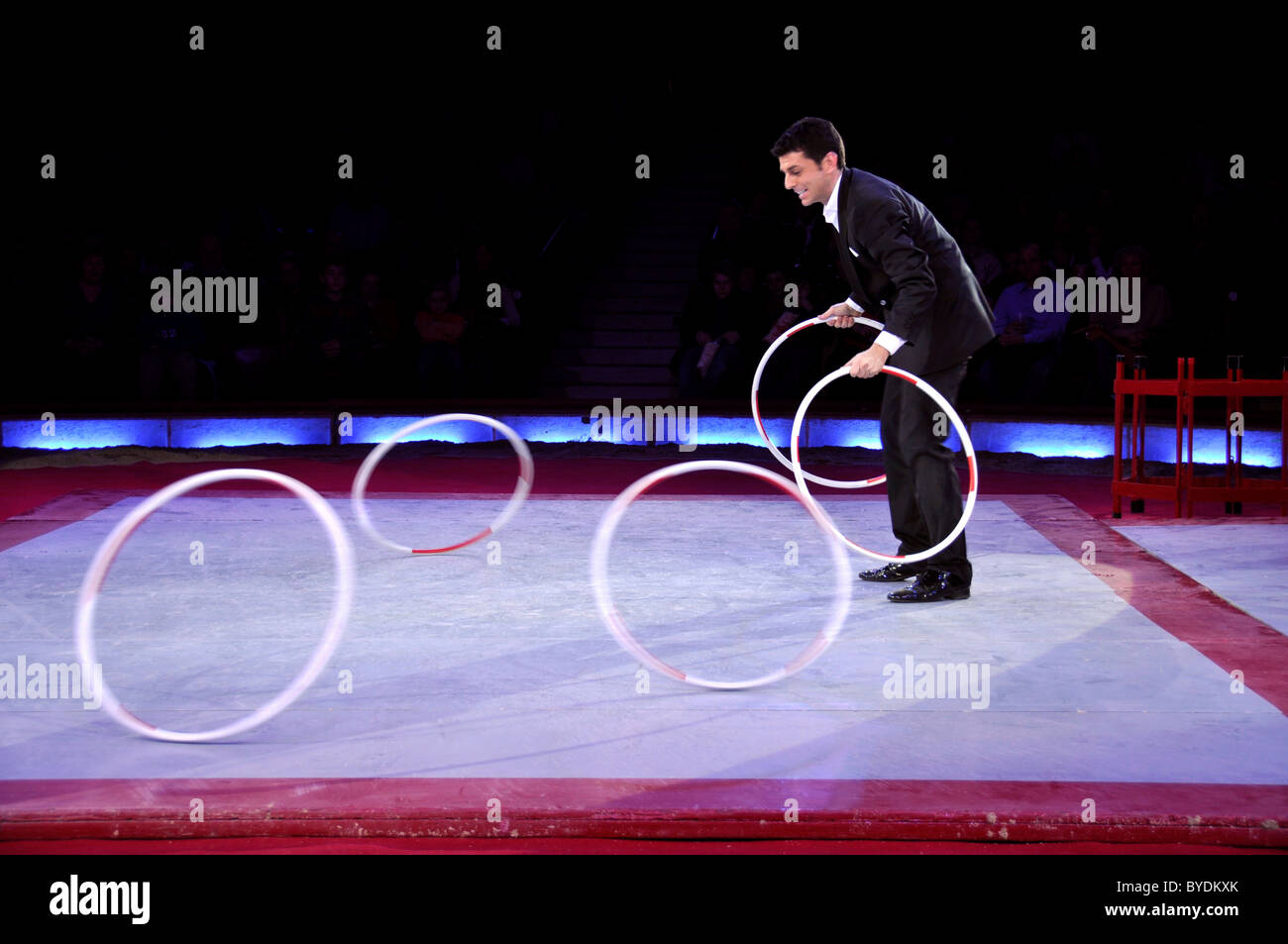 Alex Traisci à jongler avec des cerceaux, Circus Krone, Munich, Bavaria, Germany, Europe Banque D'Images