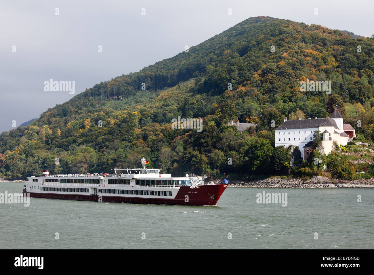 River cruise ship, mon histoire, en face de monastère Servite de Schoenbuehel sur le Danube, Wachau, Mostviertel, plus du quart Banque D'Images