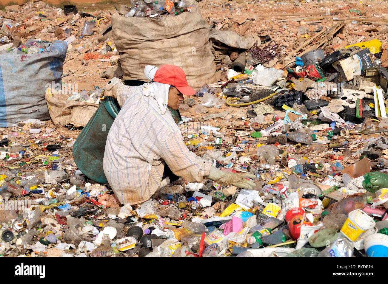 Séparation des plastiques utilisés femme à la "décharge" Lixao dans la ville satellite de Estrutural près de Brasilia, District Fédéral Banque D'Images