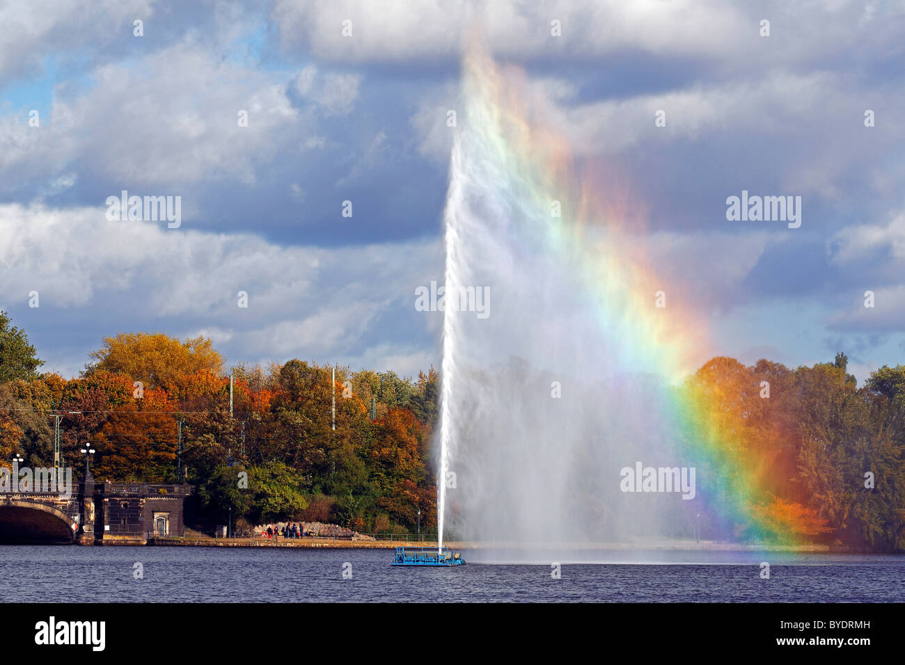 Fontaine de l'Alster, fontaine à eau avec un arc-en-ciel sur le lac Inner Alster dans le centre de la ville hanséatique de Hambourg Banque D'Images