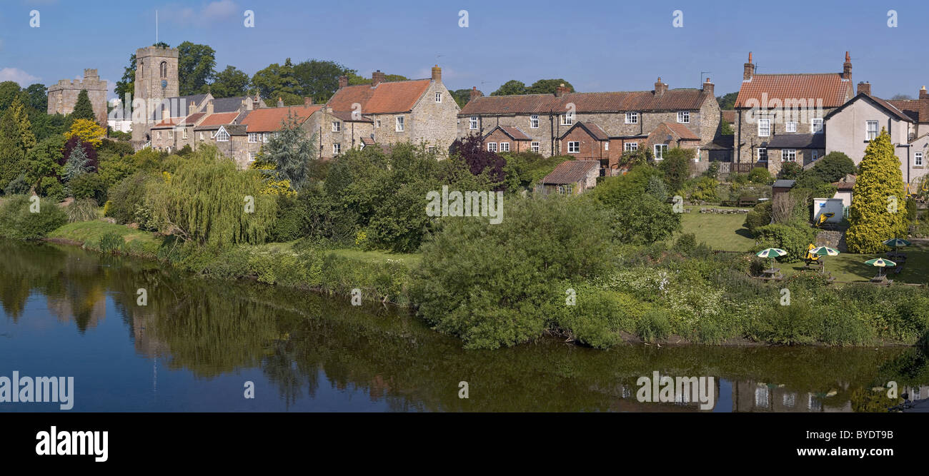 Une image panoramique du village de West Tanfield et de la rivière Ure, Wensleydale, North Yorkshire Banque D'Images
