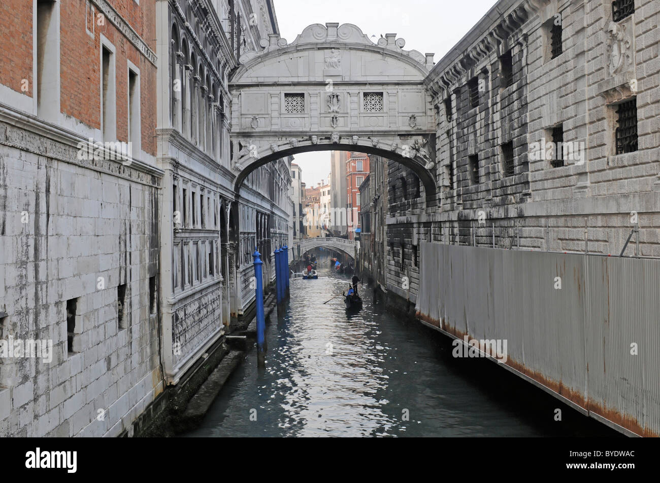 Gondola sous le Pont des Soupirs, Venise, Vénétie, Italie, Europe Banque D'Images