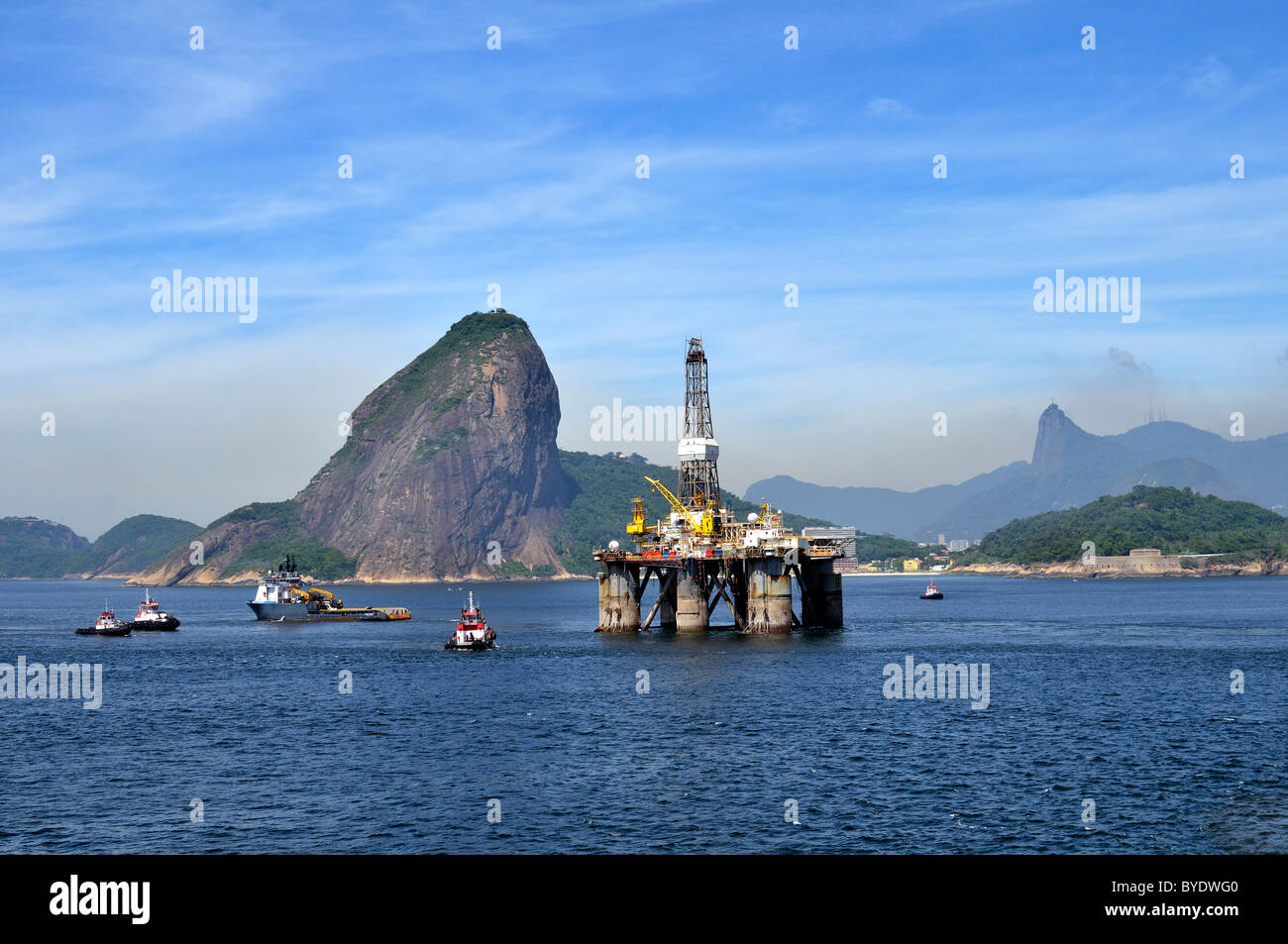Plate-forme pétrolière de la compagnie pétrolière brésilienne Petrobras passant le mont Sugarloaf, Bahia de la baie de Guanabara, Rio de Janeiro, Brésil Banque D'Images