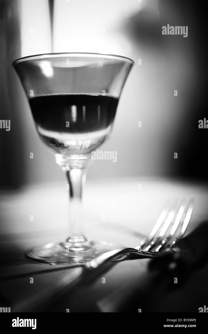 Verre à vin rouge, un couteau et situé à côté de la fourche Banque D'Images