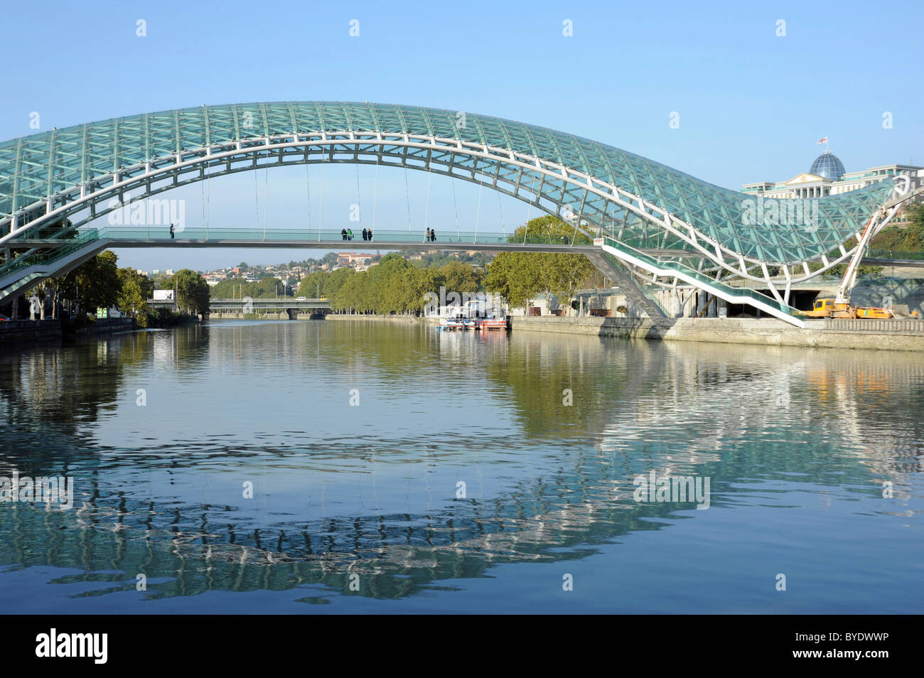 Pont de la paix traversant la rivière Mtkvari, Palais Présidentiel, Tbilissi, Géorgie, au Moyen-Orient Banque D'Images