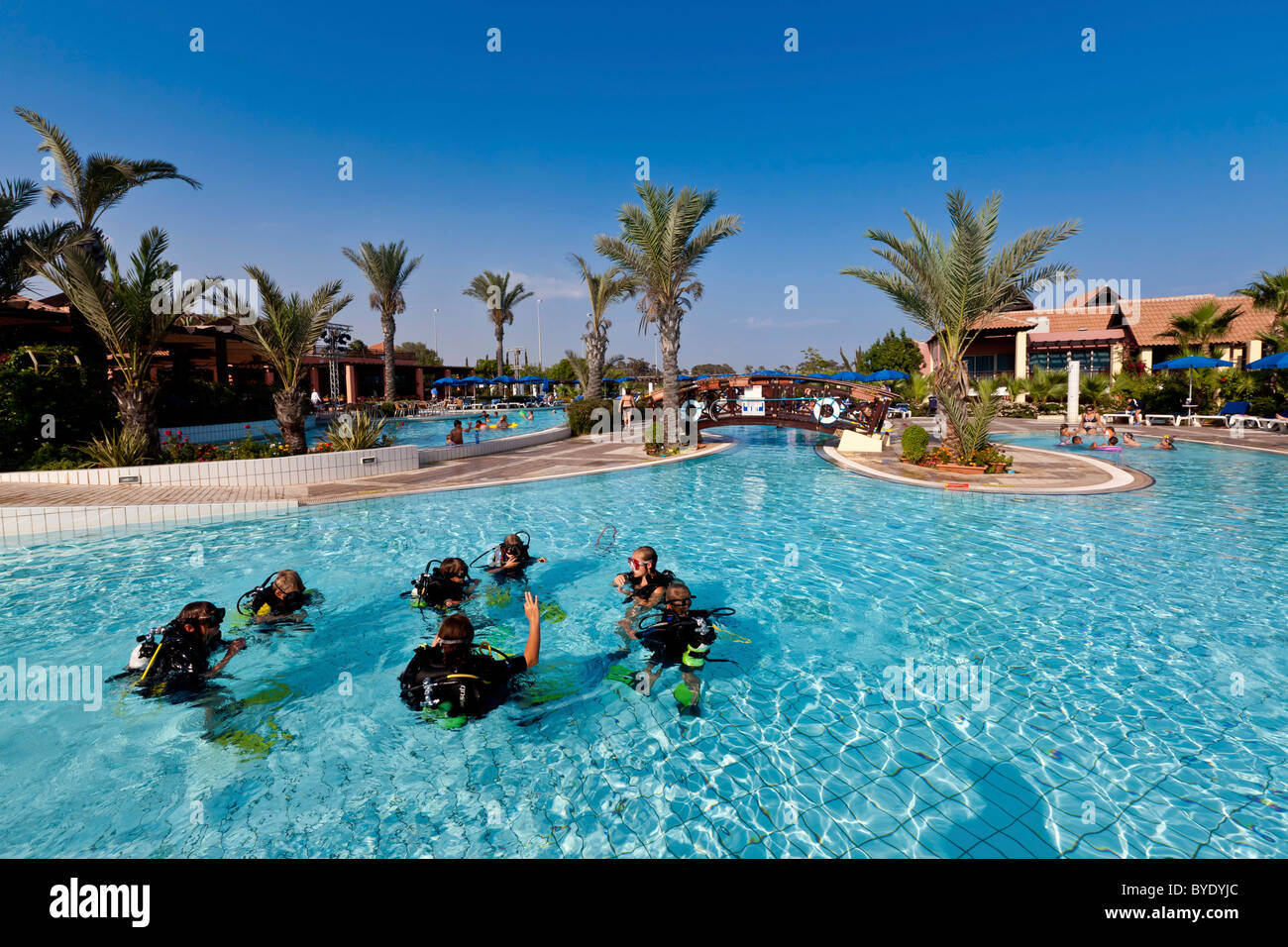 Cours de plongée pour les adolescents dans la piscine, club Aldiana, sud de Chypre, Chypre, Europe Banque D'Images