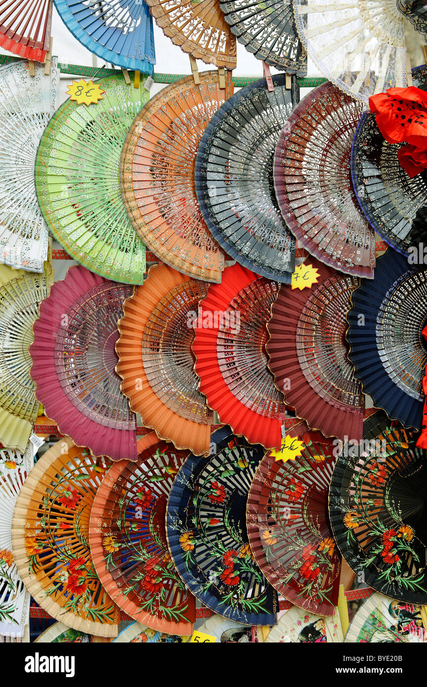 Fans colorés, marché du Rastro, Madrid, Spain, Europe Banque D'Images
