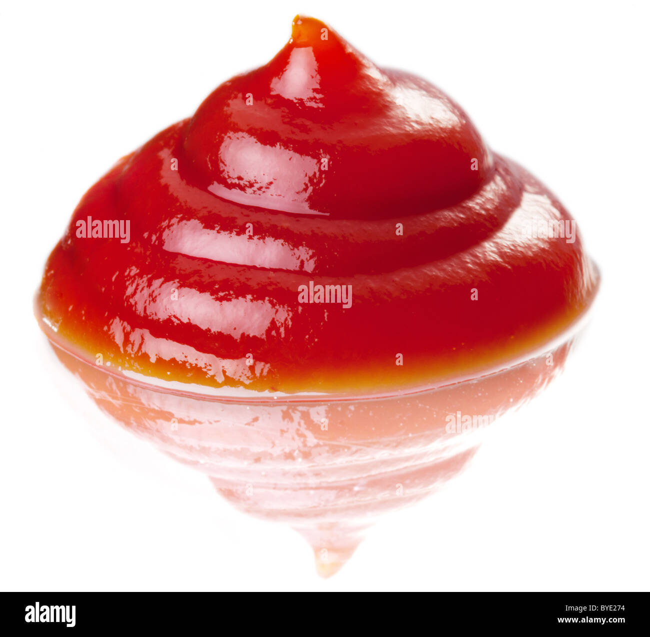 Partie de ketchup isolé sur un fond blanc. Banque D'Images