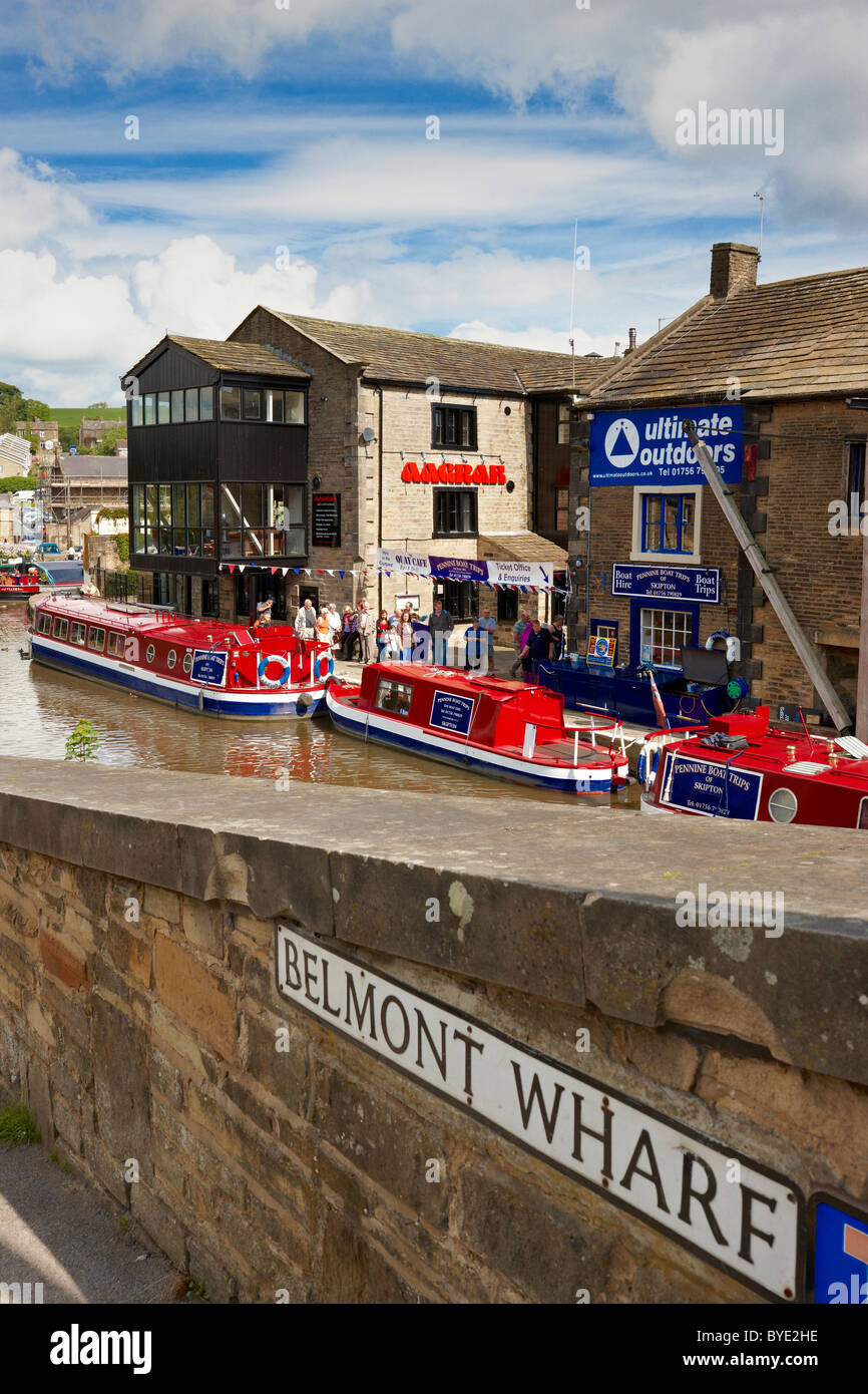 Skipton, Yorkshire du Nord. En attente pour un voyage sur un bateau étroit sur le Leeds Liverpool Canal, l'été. Banque D'Images