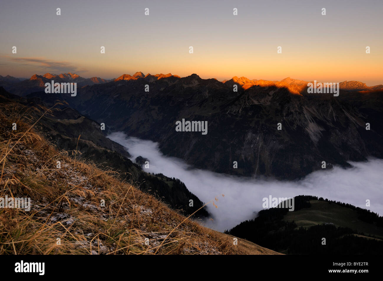 Mountain Valley sous le brouillard avec des pics de montagne dans la lumière du matin, Alpes Allgaeu, vallée de Kleinwalsertal, Vorarlberg, Autriche Banque D'Images