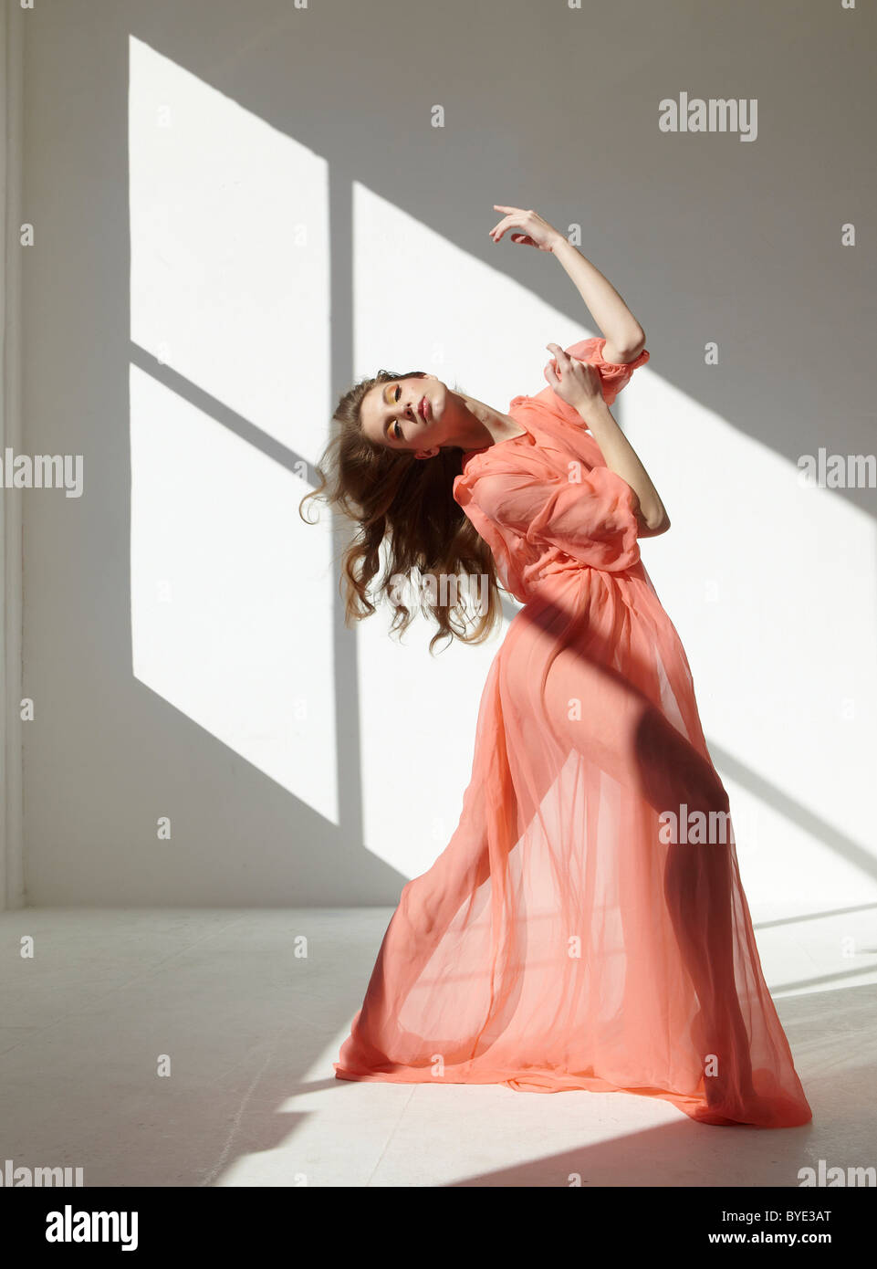 Danseur de Ballet portant une robe rouge dans une danse posent Banque D'Images