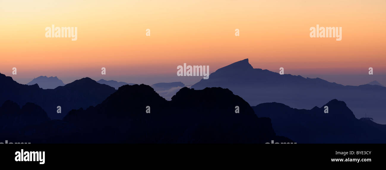Rangée de sommets de montagnes dans la lumière du soir, Alpes Allgaeu, vallée de Kleinwalsertal, Vorarlberg, Autriche, Europe Banque D'Images