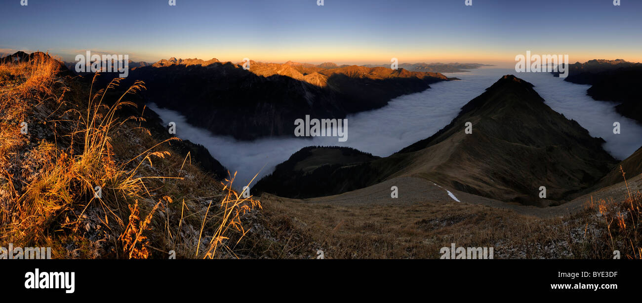 Mountain Valley sous le brouillard avec des pics de montagne dans la lumière du matin, Alpes Allgaeu, vallée de Kleinwalsertal, Vorarlberg, Autriche Banque D'Images