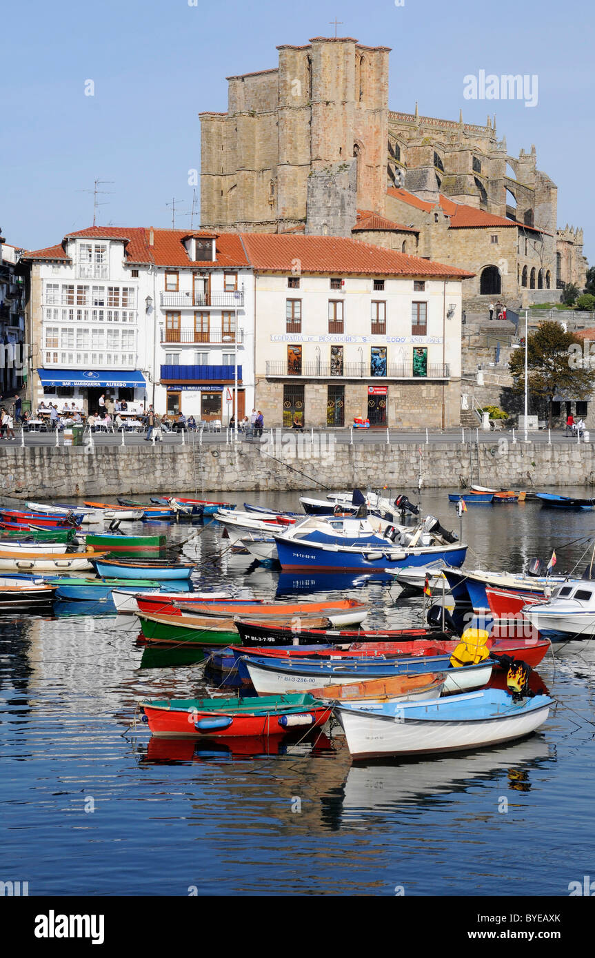 Les petits bateaux dans un port, l'église Santa Maria, Castro Urdiales, Golfe de Gascogne, Cantabria, Spain, Europe Banque D'Images