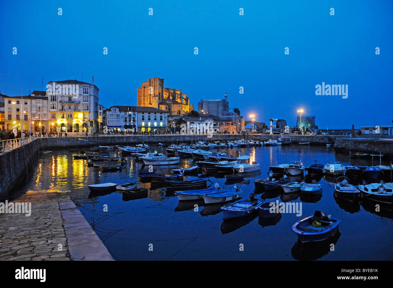 L'humeur du soir, port avec bateaux, Castro Urdiales, Golfe de Gascogne, Cantabria, Spain, Europe Banque D'Images