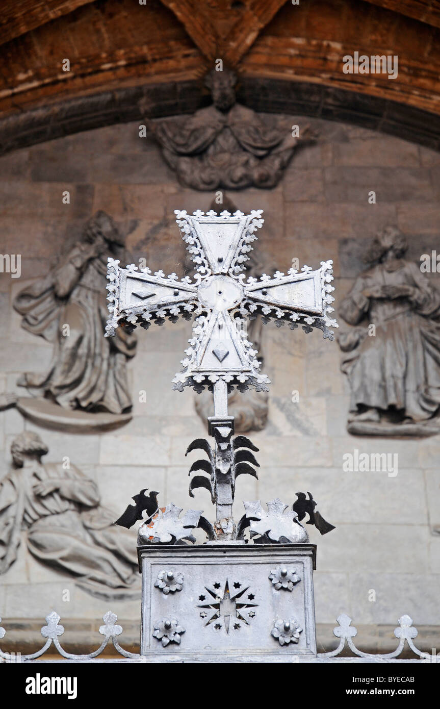 Croix, la cathédrale de San Salvador, la Plaza Alfonso II, Oviedo, Asturias, Spain, Europe Banque D'Images