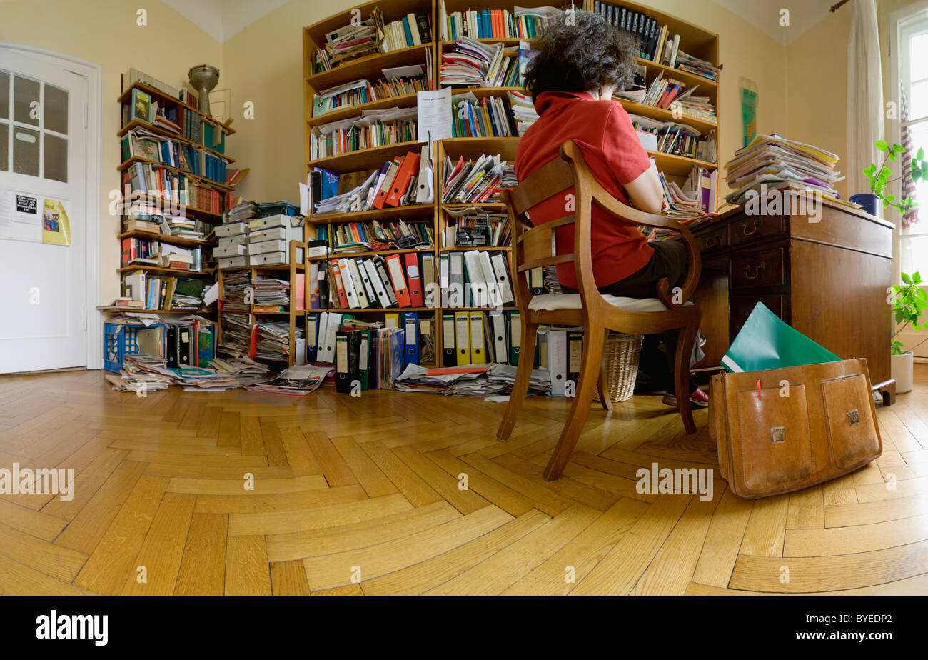 Assise à son bureau de l'enseignant dans son bureau, l'Allemagne, de l'Europe Banque D'Images