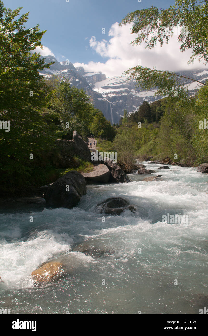 Vue vers le cirque de Gavarnie et la rivière gavarnie. river et des paysages de montagne. parc national des Pyrénées, les Pyrénées, France. juin. Banque D'Images