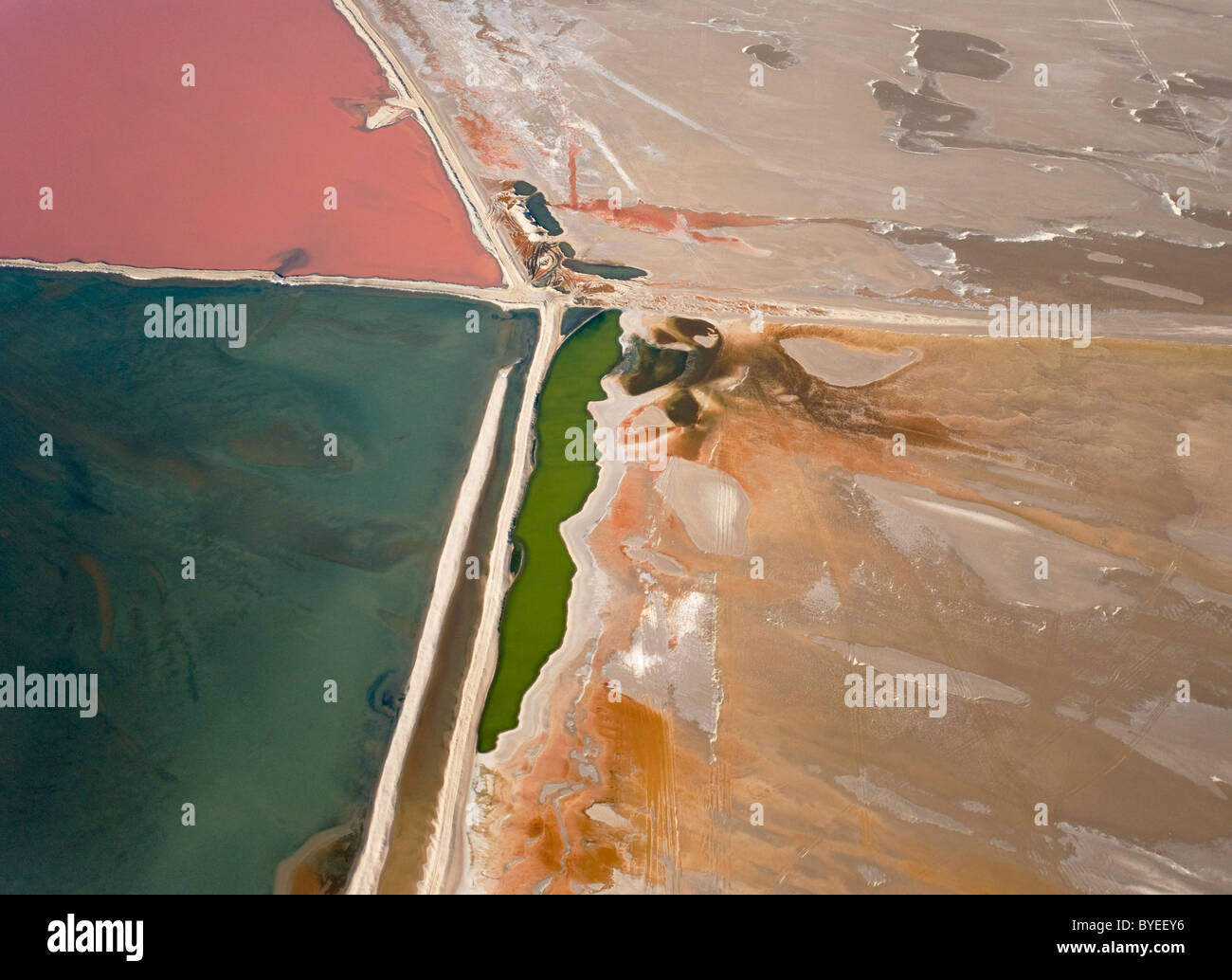 Vue aérienne de l'eau salée au sel fonctionne de Walvis Bay entre le désert du Namib et l'océan Atlantique. Banque D'Images