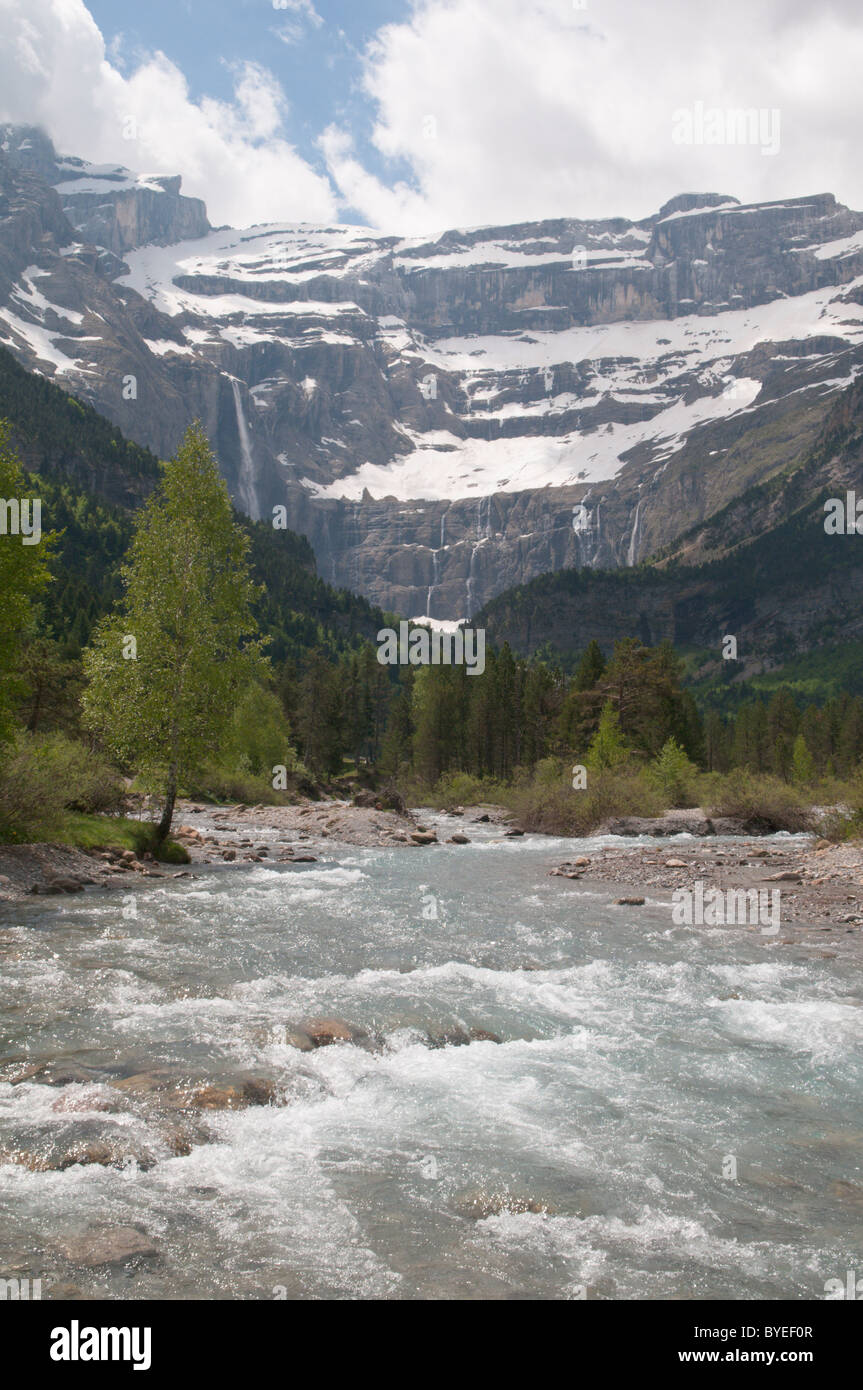 Vue vers le cirque de Gavarnie et la rivière gavarnie. parc national des Pyrénées, les Pyrénées, France. juin. Banque D'Images