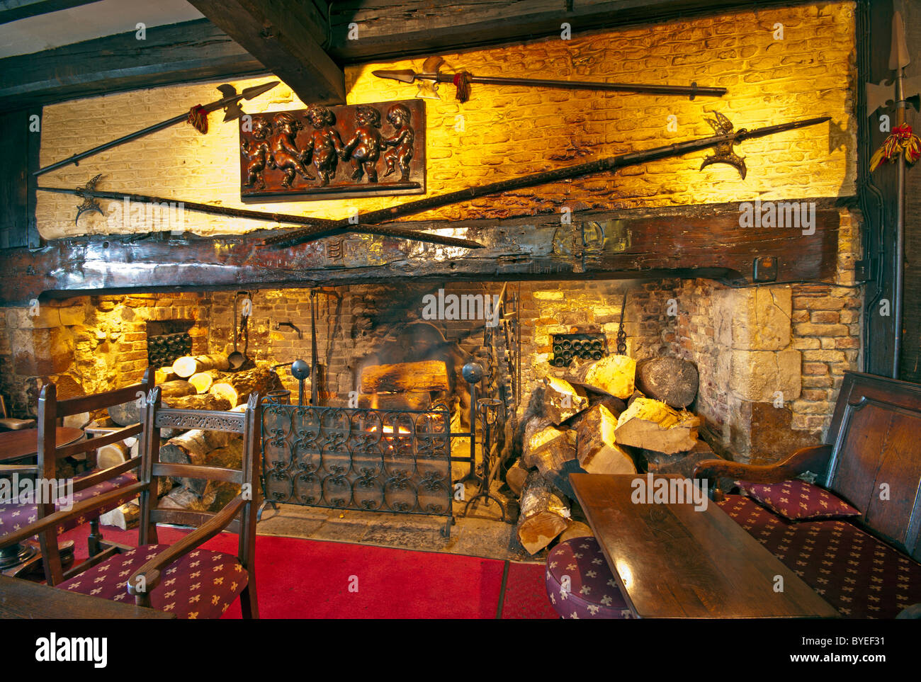 Cheminée géants du feu dans le bar the Mermaid Inn Rye East Sussex England Banque D'Images