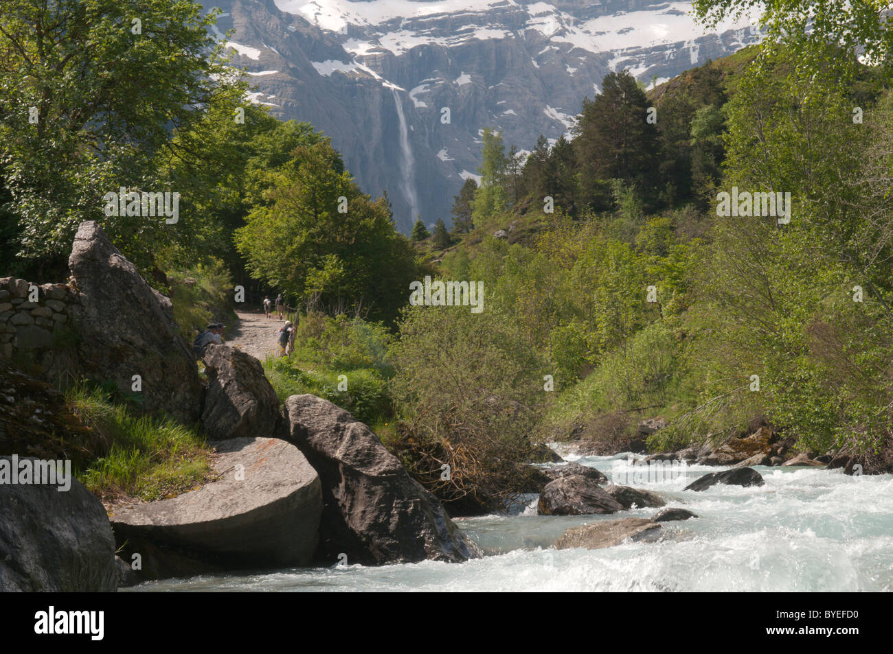 Vue vers le cirque de Gavarnie et la rivière gavarnie. river et des paysages de montagne. parc national des Pyrénées, les Pyrénées, France. juin. Banque D'Images
