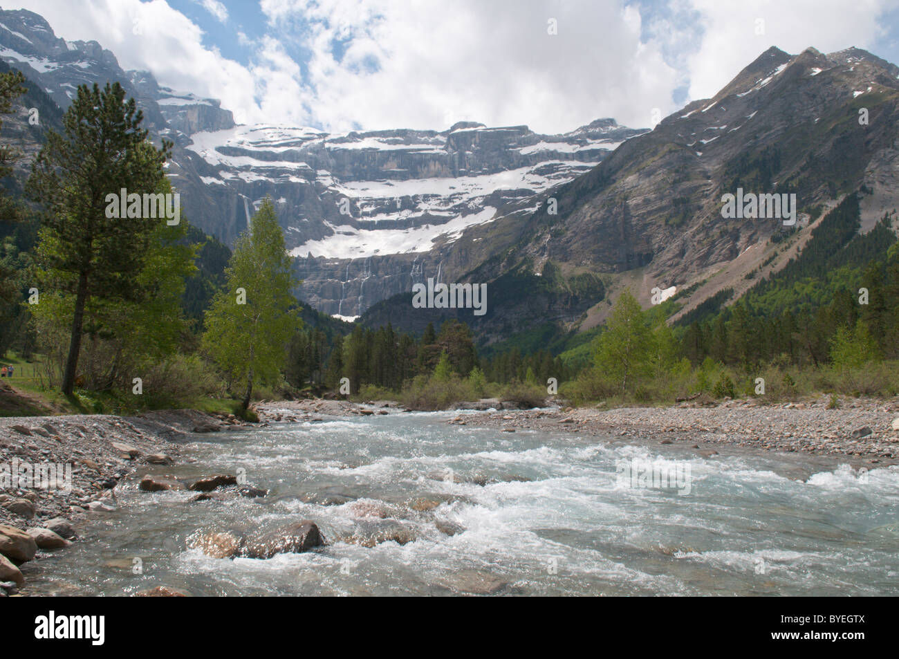 Vue vers le cirque de Gavarnie et la rivière gavarnie. river et des paysages de montagne. parc national des Pyrénées, les Pyrénées, France. juin. Banque D'Images
