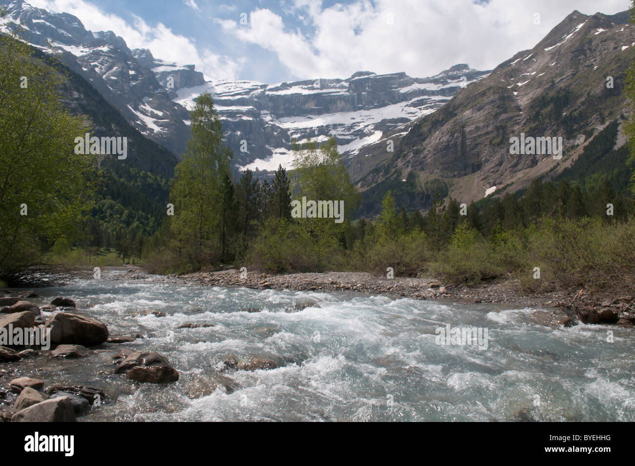 Vue vers le cirque de Gavarnie et la rivière gavarnie. river et des paysages de montagne. parc national des Pyrénées, les Pyrénées, France. juin. Banque D'Images