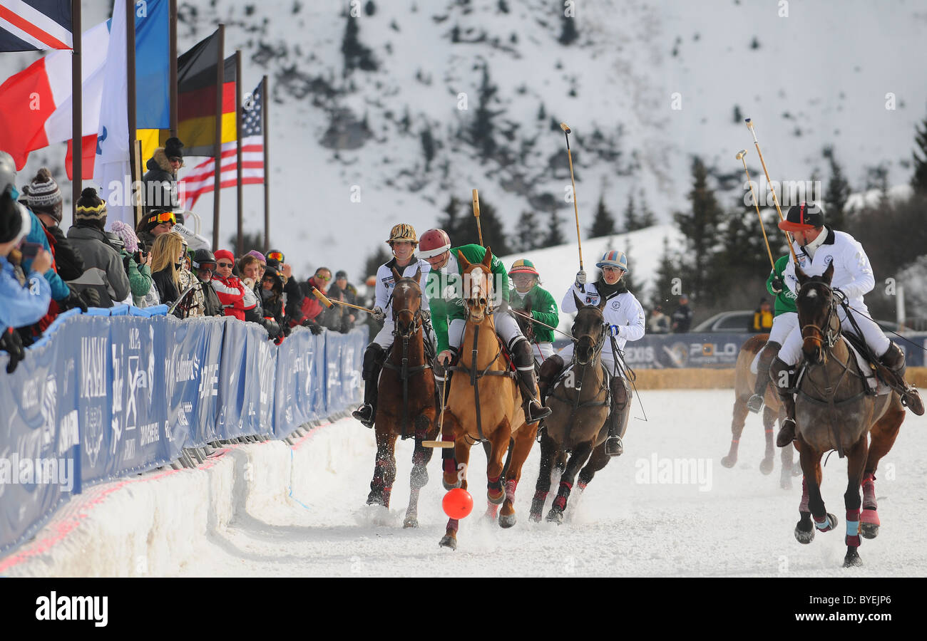 Un tournoi de polo de la neige dans la station de ski française de Courchevel 1850 Banque D'Images
