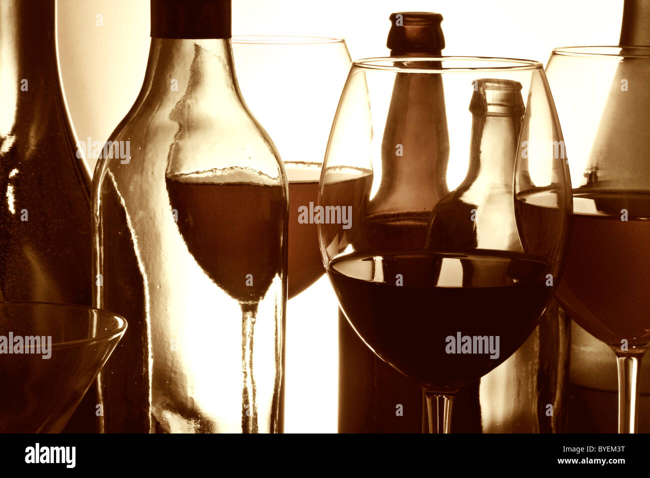 Variété de boissons en bouteilles et verres Banque D'Images