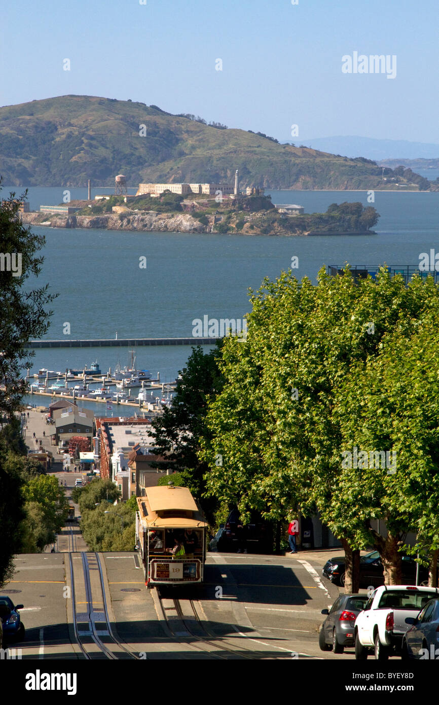 Cable Car et l'île d'Alcatraz à San Francisco, Californie, USA. Banque D'Images