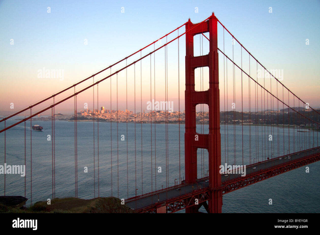 Le Golden Gate Bridge au crépuscule dans la baie de San Francisco, Californie, USA. Banque D'Images