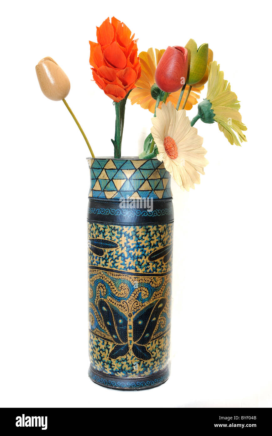 Ornae avec vase en bois fleurs en bois pour la décoration. Isolé sur blanc. Banque D'Images