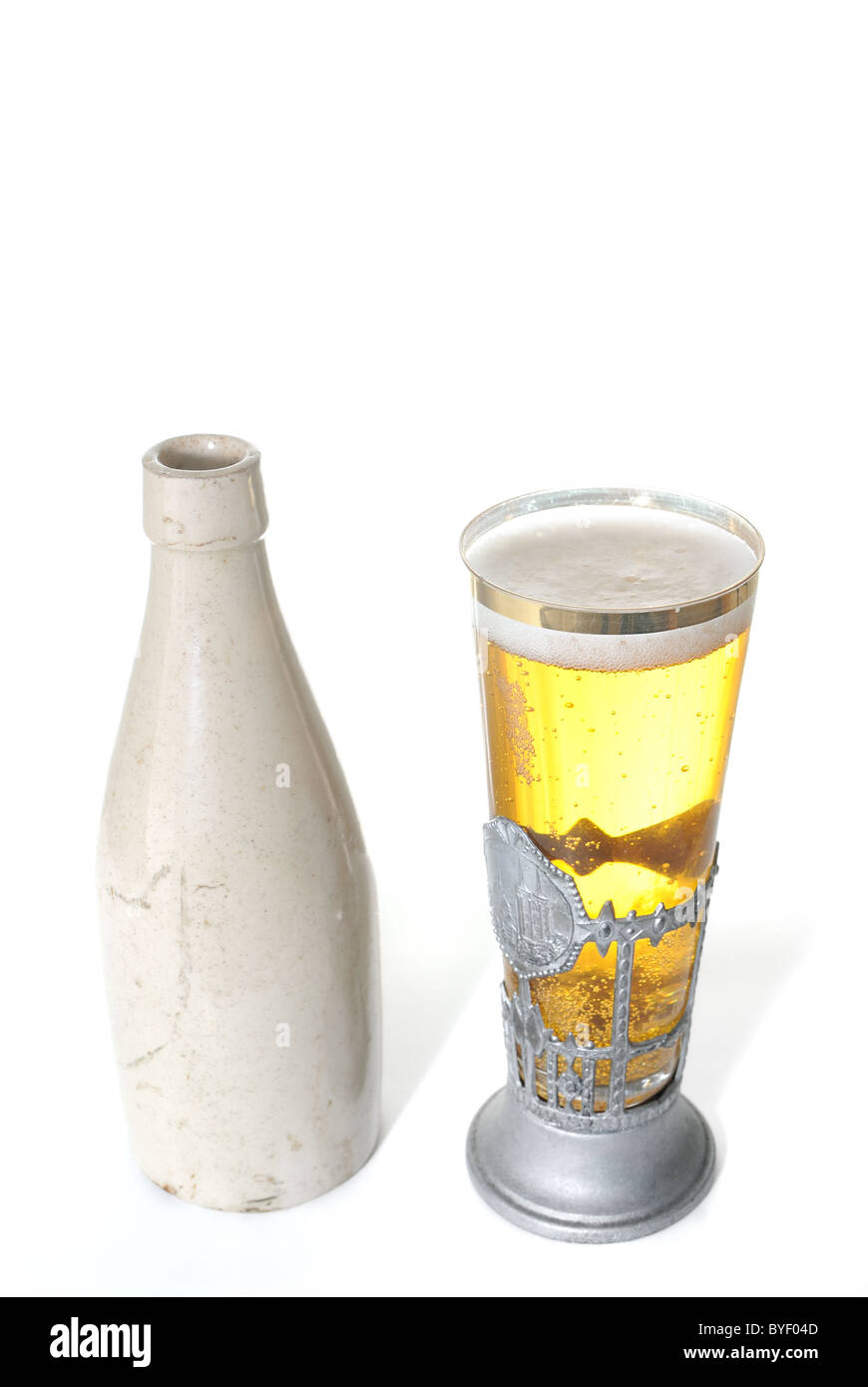 Ancienne Bouteille en céramique et la bière dans un verre stein uniqe isolé sur un fond blanc. Banque D'Images