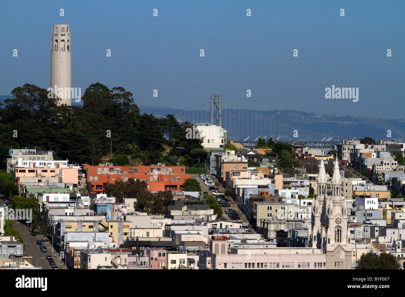 La Coit Tower au sommet de Telegraph Hill dans la ville de San Francisco, Californie, USA. Banque D'Images
