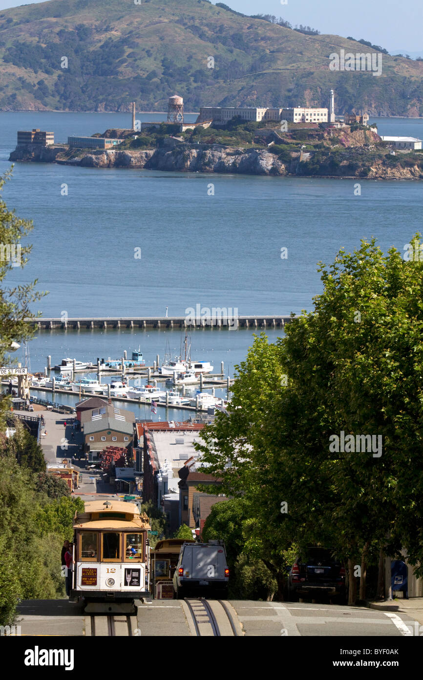 Cable Car et l'île d'Alcatraz à San Francisco, Californie, USA. Banque D'Images