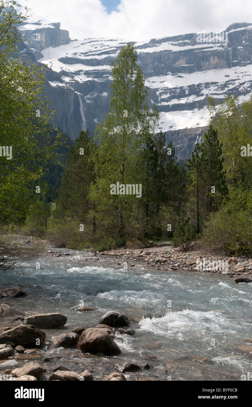 Vue vers le cirque de Gavarnie et la rivière gavarnie. river et des paysages de montagne. parc national des Pyrénées, les Pyrénées, France. juin. Banque D'Images