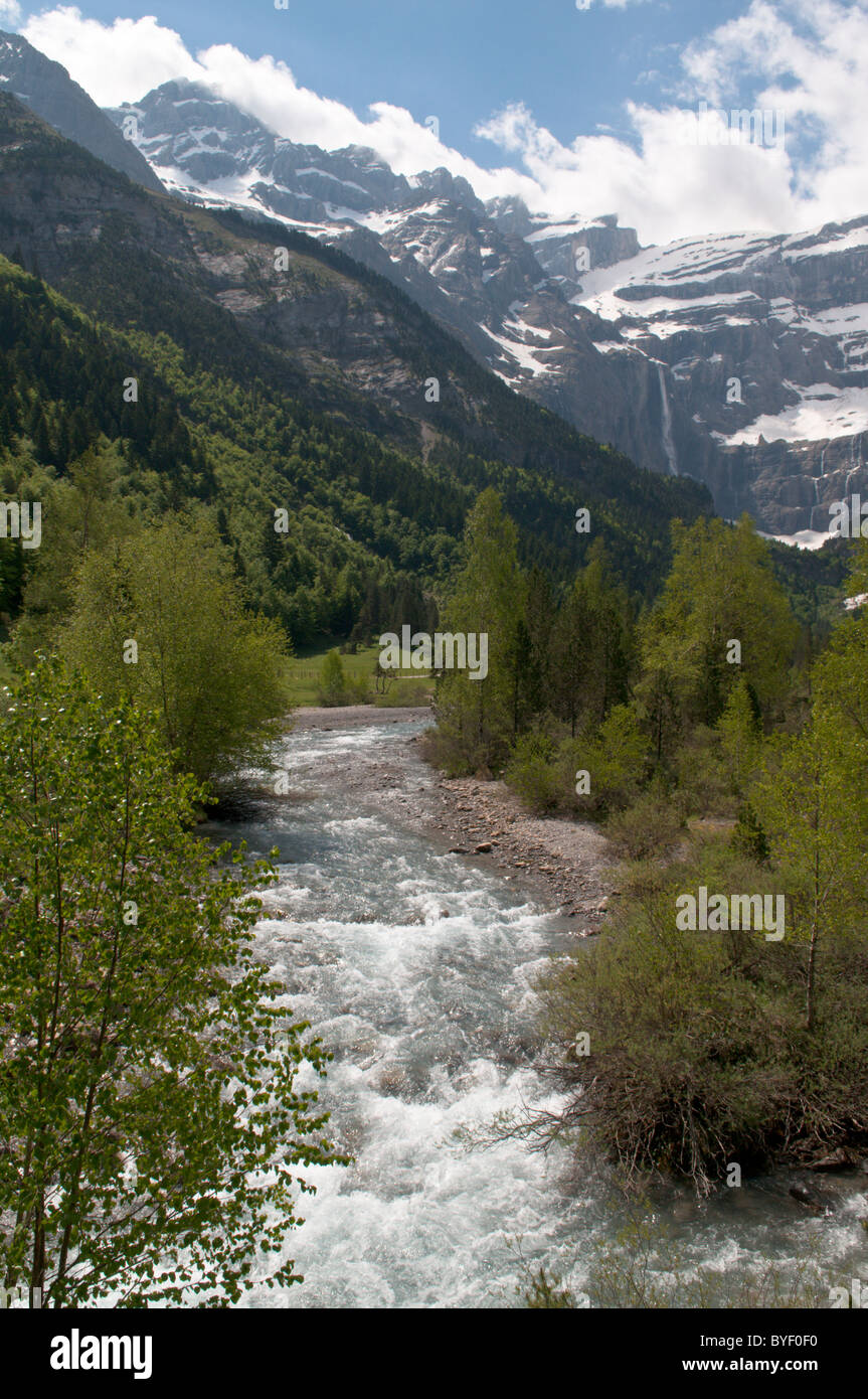 Vue vers le cirque de Gavarnie et la rivière gavarnie. river et des paysages de montagne. parc national des Pyrénées, les Pyrénées, France. juin. Banque D'Images