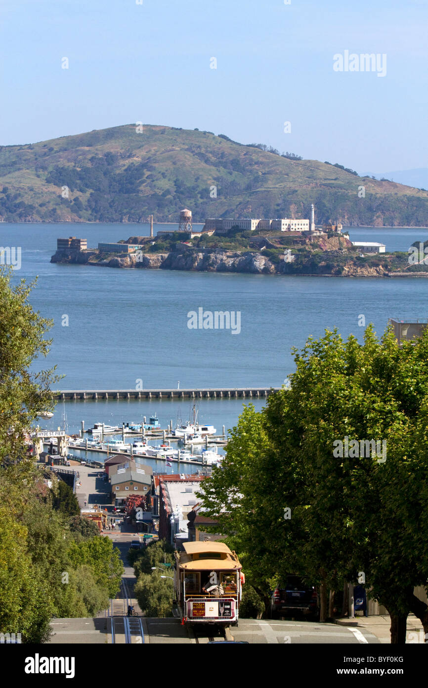 Cable Car et l'île d'Alcatraz à San Francisco, Californie, USA. Banque D'Images