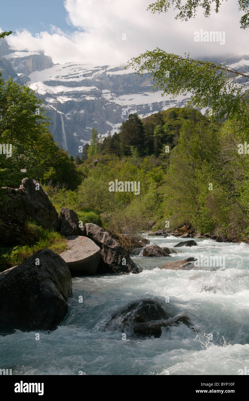 Vue vers le cirque de Gavarnie et la rivière gavarnie. river et des paysages de montagne. parc national des Pyrénées, les Pyrénées, France. juin. Banque D'Images