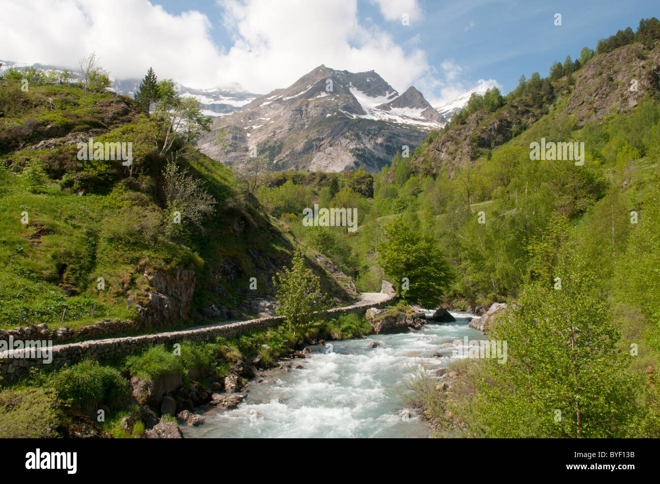 Vue vers le cirque de Gavarnie et la rivière gavarnie. river et des paysages de montagne. parc national des Pyrénées, les Pyrénées, France. juin. Banque D'Images