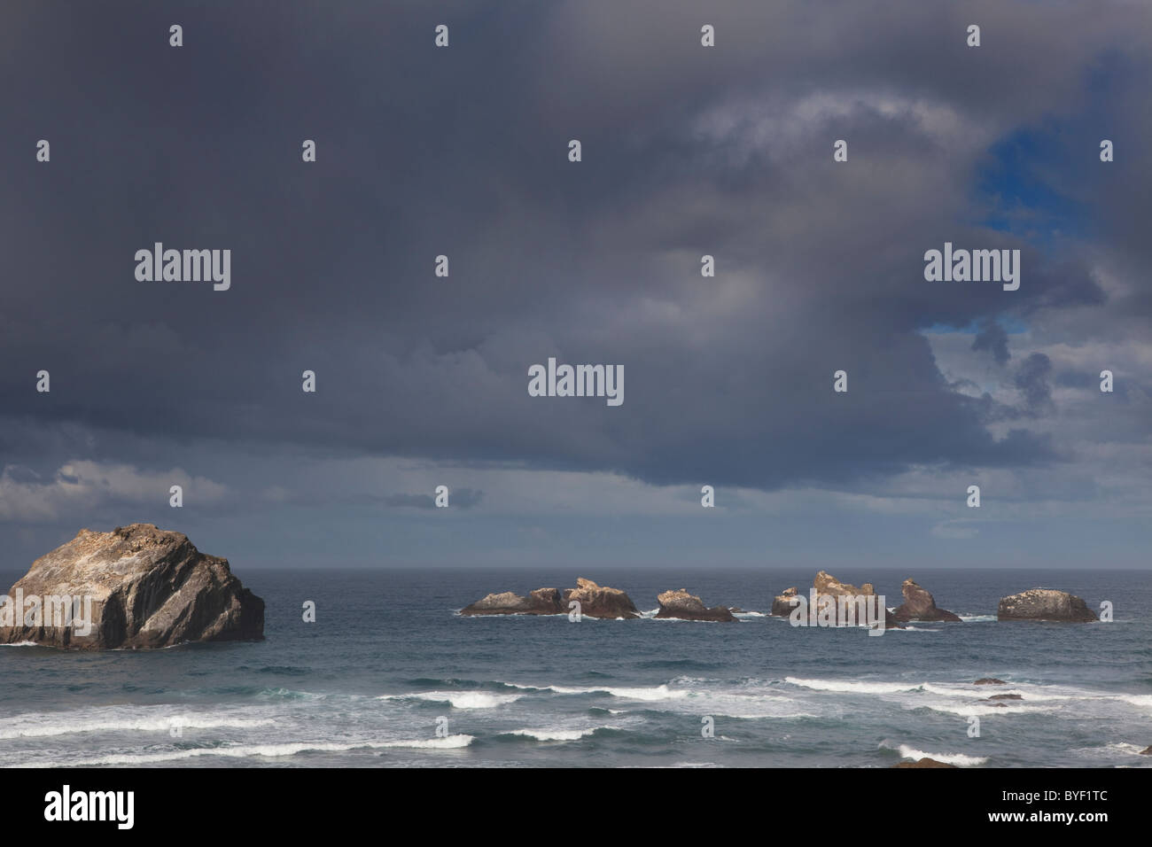 Vue sur la plage, surf et de formations rocheuses, Bandon Beach, Oregon Coast, Oregon, USA Banque D'Images