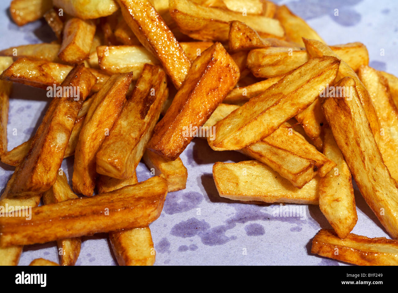 Golden Brown fait maison fraîchement préparés à base de pommes de terre chips irlandais de séchage sur papier cuisine Banque D'Images