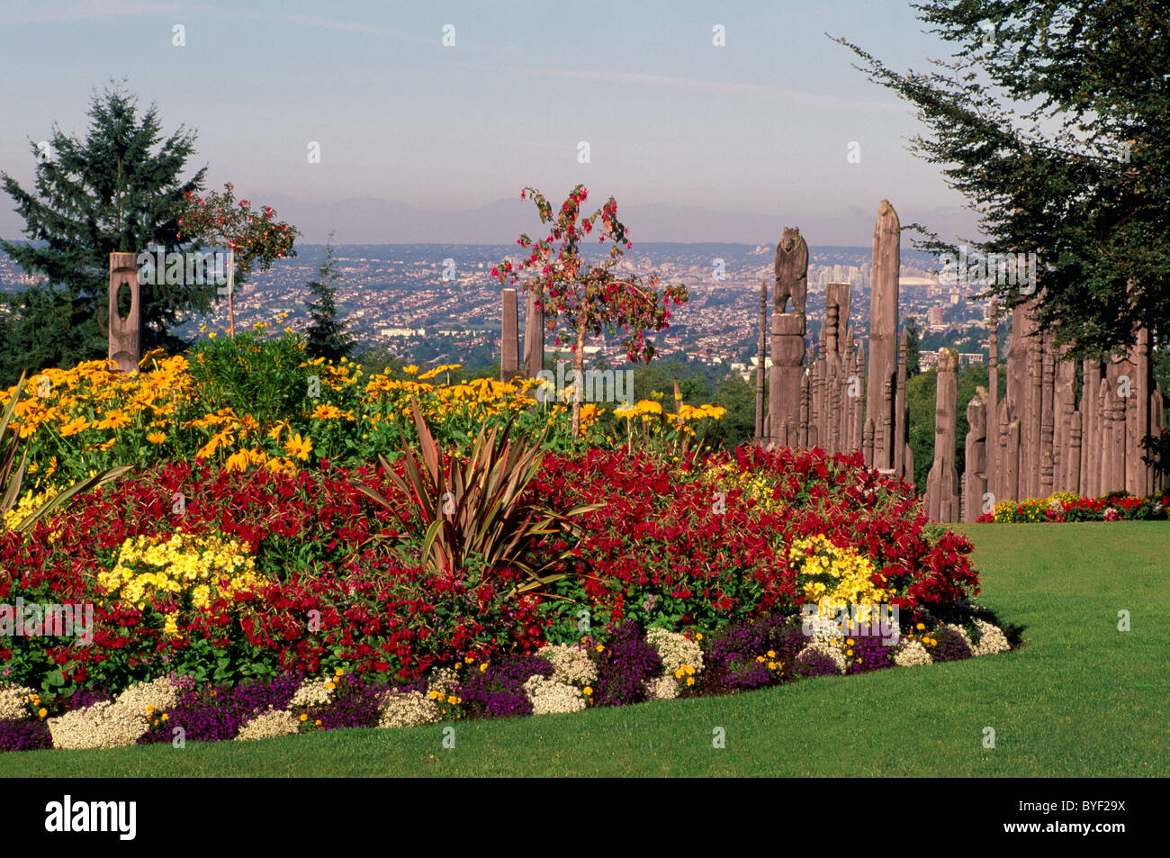 Burnaby, BC, en Colombie-Britannique, Canada - jardin fleuri et Mintara Japonais Kamui (Totems), Burnaby Mountain Park Banque D'Images