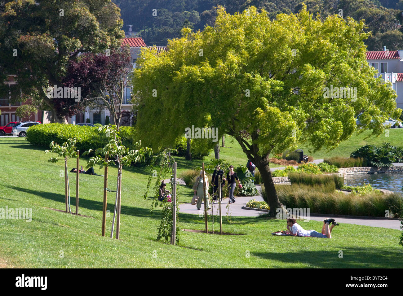 Les visiteurs à l'extérieur de l'Exploratorium de San Francisco, Californie, USA. Banque D'Images