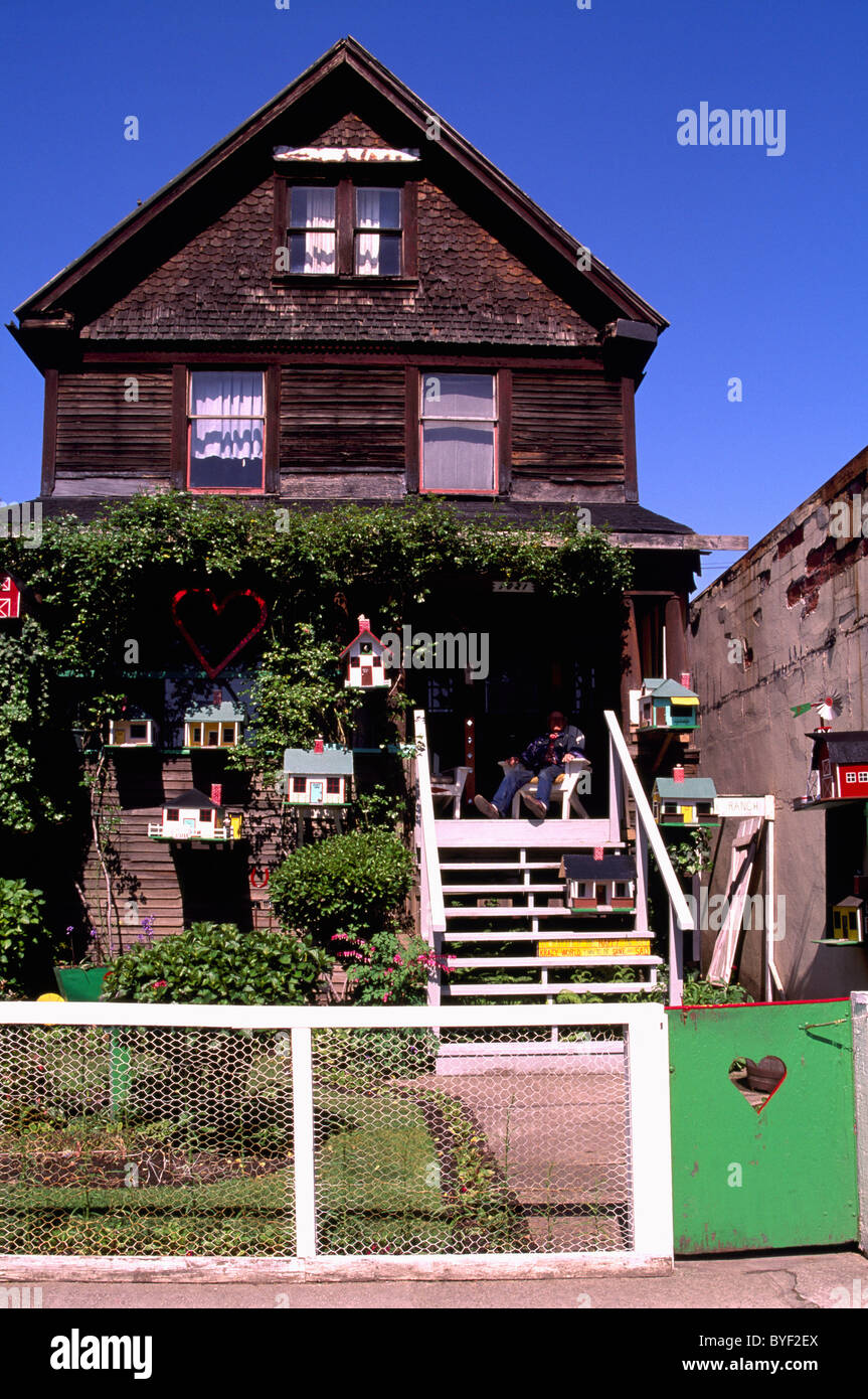 Vancouver, BC, en Colombie-Britannique, Canada - Vieille maison en bois avec Collection d'Art Populaire Maisons d'oiseaux suspendus dans un jardin de devant Banque D'Images