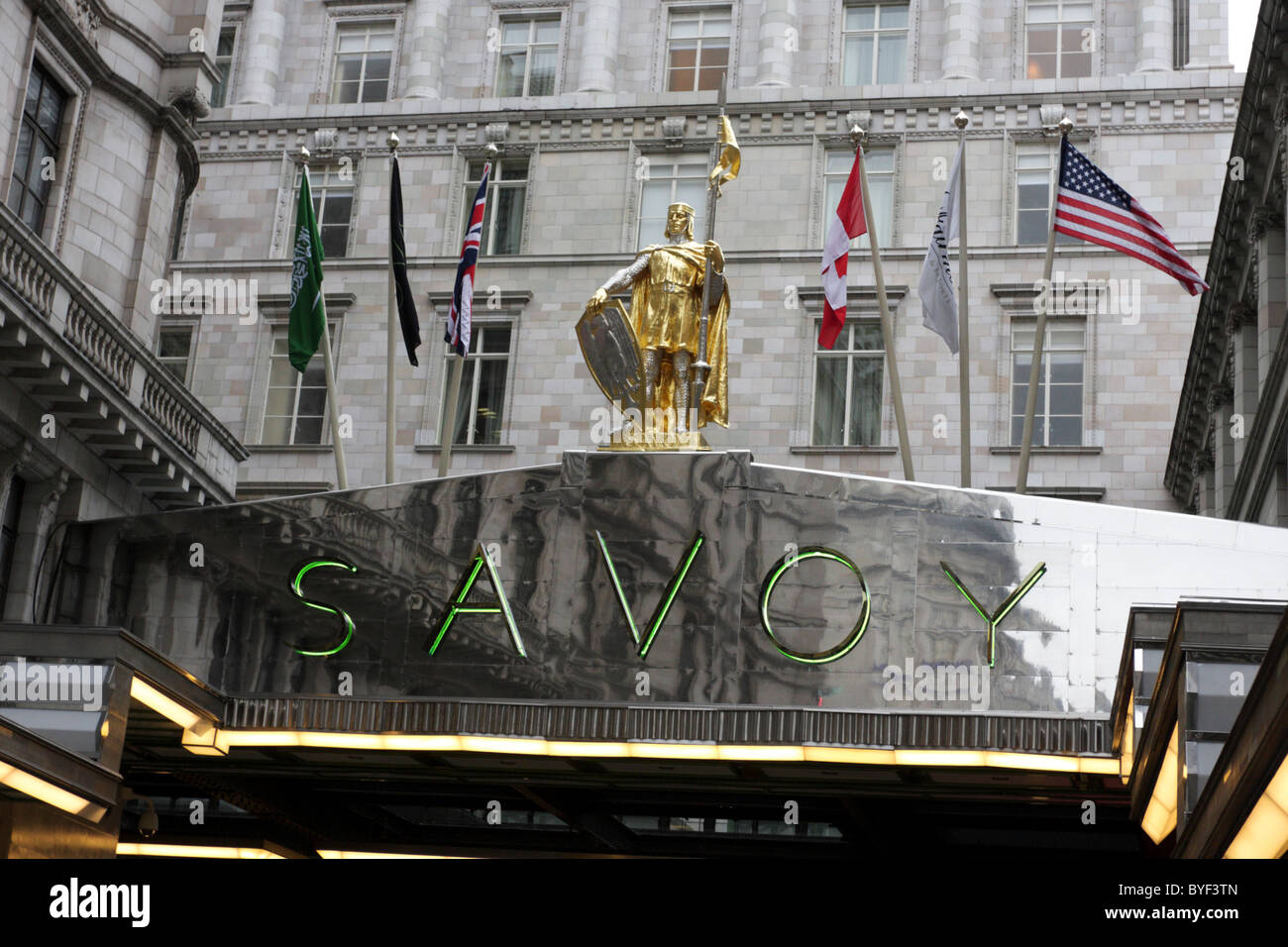 L'Hôtel Savoy dans le Strand, vue ici est l'entrée principale de la cour de Savoie. Banque D'Images