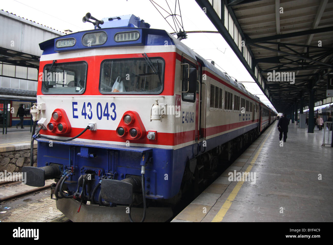 Les chemins de fer de l'état de la République de Turquie (Türkiye Cumhuriyeti Devlet turc : Demiryolları) ou TCDD est l'état. Banque D'Images