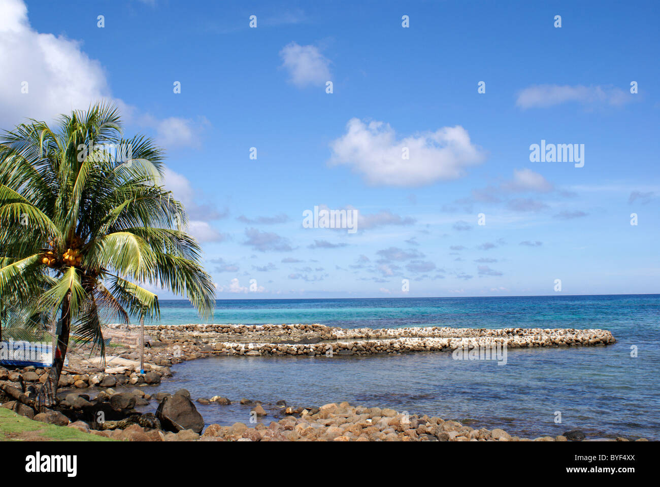 Vue sur la mer des Caraïbes et le brise-lames en pierre sur Big Corn Island, au Nicaragua, en Amérique centrale Banque D'Images