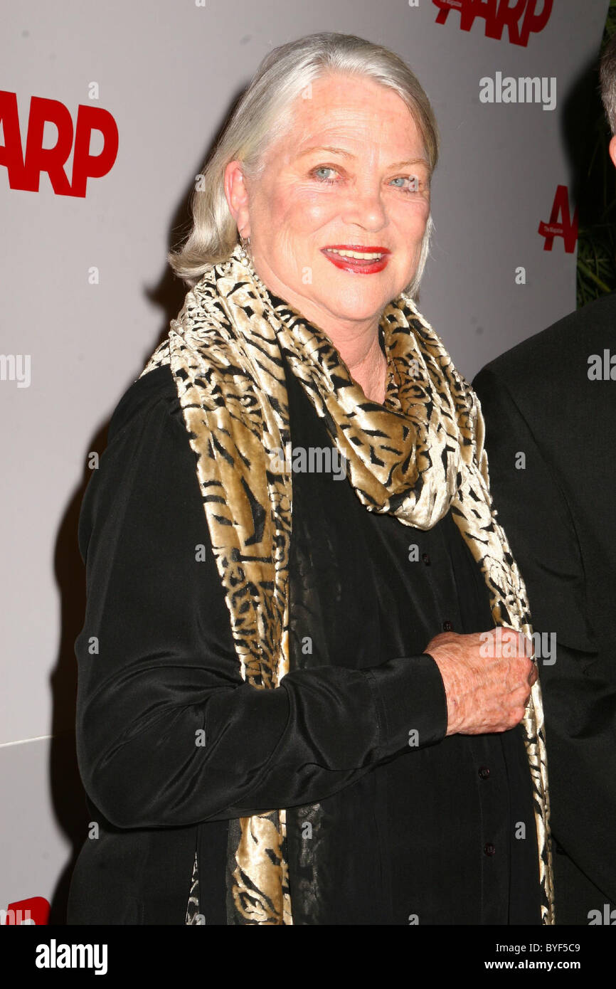 Louise Fletcher Toasts 2007 Magazine de l'AARP 'films pour adultes gagnants des prix tenue à l'hôtel Bel-Air, Los Angeles Banque D'Images